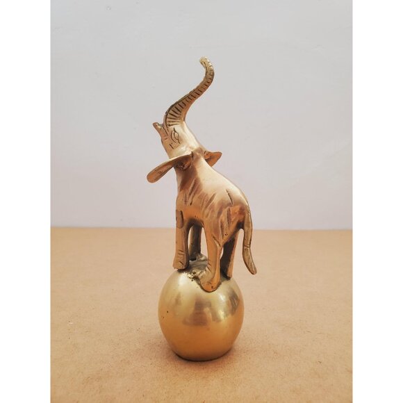 1970s Brass Circus Elephant on Ball Statuette / Figurine, Vintage 70s Metal Home - Picture 4 of 10